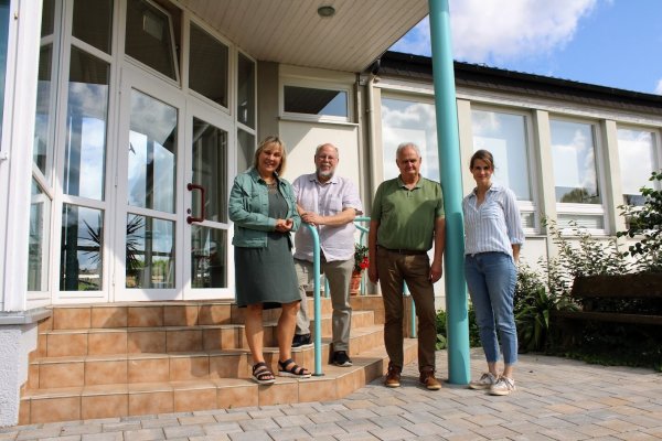 Koordinatorin Adelheid Schütte, Rolf Sandmann, Holger Hansmann (beide Kirchenvorstand) und Sigrid Kelly (pädagogische Mitarbeiterin) informieren über den aktuellen Stand. - © Lorraine Brinkmann