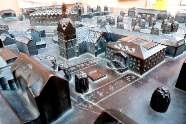 Das Stadtmodell vor der Bürgerberatung: In einer digitalen Variante könnte man mit dem Mauszeiger über die Stadt fliegen, Infos über die Kirche und Gottesdienste abrufen, mit der Cam in ein Restaurant fliegen und dort gleich einen Platz reservieren oder Angelegenheiten im Rathaus regeln. So zumindest die Projektidee. - © Sven Koch