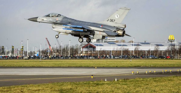 Ein F-16-Kampfjet der niederländischen Luftwaffe landet während einer Militärübung auf einer der Start- und Landebahnen des Flughafens Schiphol. - © Remko De Waal/EPA/dpa