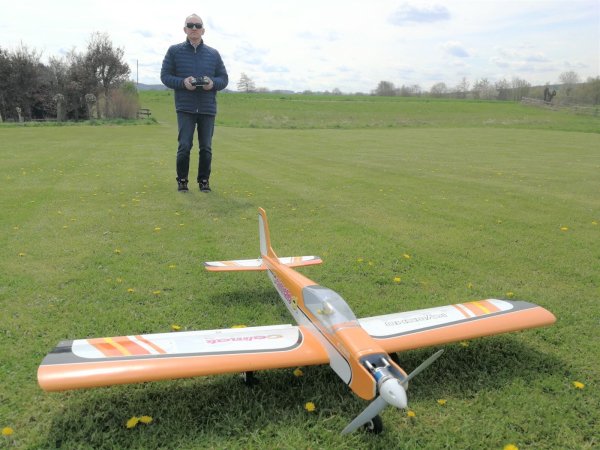 Dirk Vogel, 1. Vorsitzender des Modellflugclub Burgschwalbe, mit einem einfachen Elektromodell auf der Startbahn des Flugplatzes in Schwalenberg. - © Freya Köhring