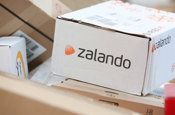 Auf der Internetseite des Onlinehändlers können die Kundinnen und Kunden Produkte auch mit Hilfe von Nachhaltigkeitskriterien suchen. - © dpa