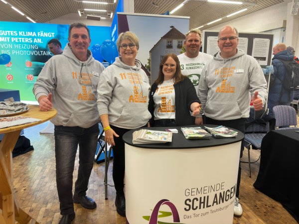 Auch das Team vom Bauamt der Gemeinde Schlangen war mit einem Stand auf der Messe vertreten (von links): Michael Weber, Gabriele Müller-Schaffranietz, Eva-Maria Meng, Henning Schwarze und Bürgermeister Marcus Püster. - © Bildrechte: Gemeinde Schlangen