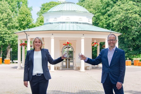 Ludmilla Gutjahr, Geschäftsführerin GesUndTourismus GmbH und Jörg Düning-Gast, Verbandsvorsteher Landesverband Lippe jubeln über das frische Erscheinungsbild des Bad Meinberger Brunnentempels. Auch das Kurgastzentrum strahlt nach den Renovierungsarbeiten wieder. - © Raphael Bartling