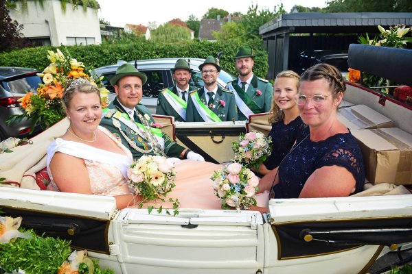 Das frisch gebackene Königspaar Sven Logermann und Steffi Kneese (links) fährt in der Kutsche durchs Dorf. - © Nicole Ellerbrake