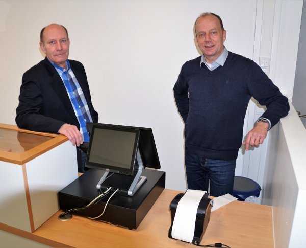 Klassenlehrer Herbert Bayer (links) mit Stephan Prante (Bildungsgangleitung Einzelhandel). - © Hanse-Berufskolleg