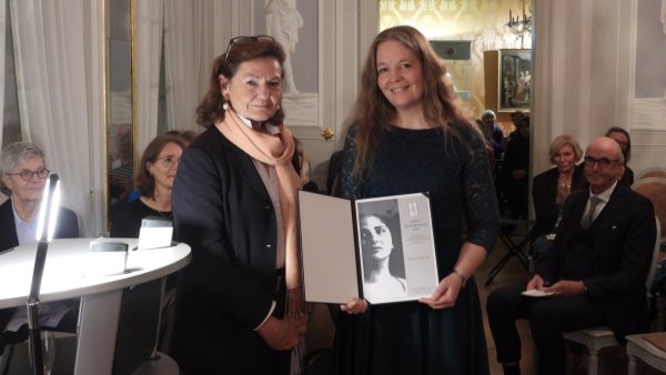 Béatrice Portoff überreicht den Gedok-Literaturförderpreis an Marina Jenker. - © Gedok