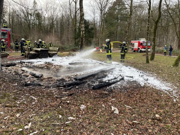 Die Birkenhütte wurde durch den Brand vollständig zerstört. - © Freiwillige Feuerwehr Schieder-Schwalenberg