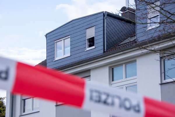 In der oberen Wohnung eines Mehrfamilienhauses in der Ellernstraße in Remmighausen ist es am Montag zu einer Detonation gekommen. - © Raphael Bartling
