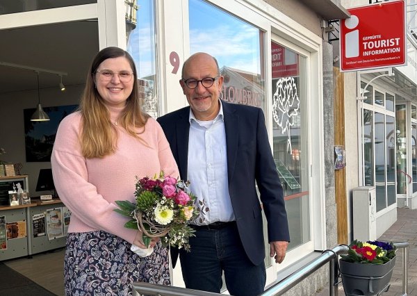 Stella Eckl und Detlef Stock vor der Tourist-Info und Geschäftsstelle von Blomberg Marketing. - © Blomberg Marketing
