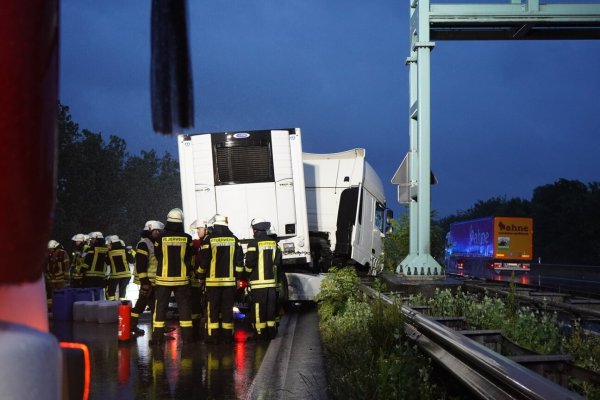 Nach einem Unfall ist die A2 am Freitagmorgen für mehrere Stunden teilweise gesperrt. - © Feritag-TV