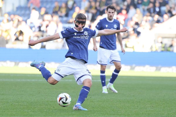 Beim 1:1-Remis gegen Alemannia Aachen lief Arminia Bielefelds Mittelfeldspieler Marius Wörl bereits zum zweiten Mal mit einer Gesichtsmaske auf. - © Oliver Krato