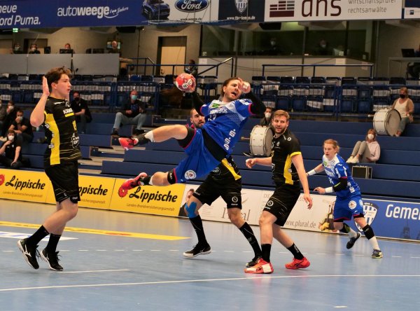 Christoph Theuerkauf wie er leibt und lebt. Mit 37 Jahren ist Lemgos Stand-by-Kreisläufer 20 Jahre älter als der 17-jährige Stuttgarter Fynn-Luca Nicolaus (links). - © Jörg Hagemann