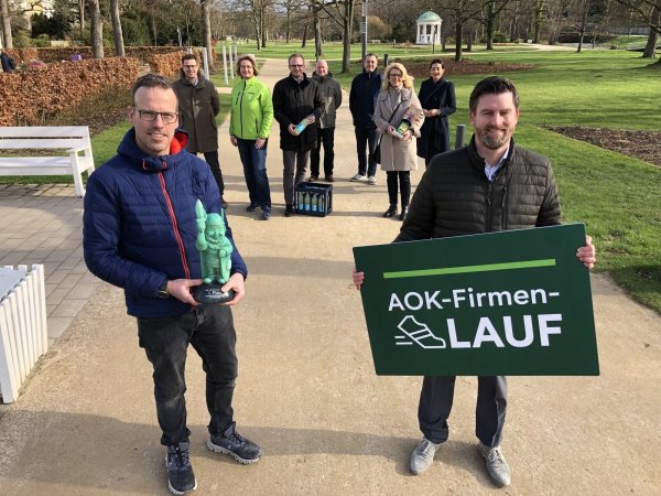 Freuen sich auf den Firmenlauf: Die Organisatoren Bernd Weber (vorne, links) und Matthias Wehmhöner sowie die Sponsoren (hinten, von links) Thomas Scharenberg (Horstbrink & Partner), Barbara Vogelsang (Phoenix Contact), Björn Spisla (Bad Meinberger) Michael Feiler (Salzufler Kurdirektor), Oliver Siekmann (Stadtmarketing Bad Salzuflen), Stephanie Brune (Brauerei Strate) und Anna Lisa Davidovic (Stadtwerke Bad Salzuflen). - © Sven Kienscherf