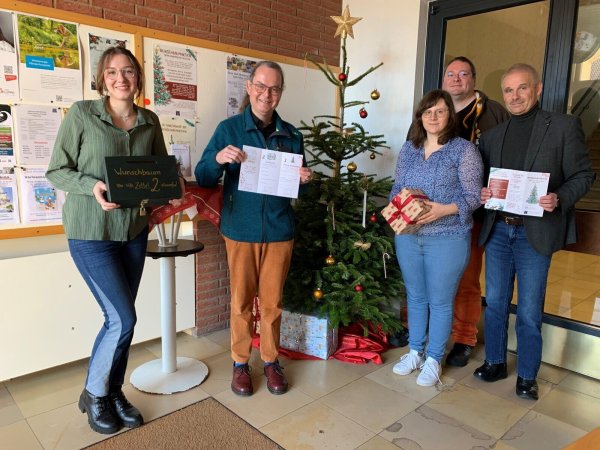 Mona Lorenz (HBM Chribal), Pfarrer Matthias Zizelmann, Sozialarbeiterin Caroline Giesler (Stadt Horn-Bad Meinberg), Fachbereichsleiter Frank Brockmann und Bürgermeister Heinz-Dieter Krüger (von links) laden zum Mitmachen bei der Wunschbaumaktion ein. - © Stadt Horn-Bad Meinberg