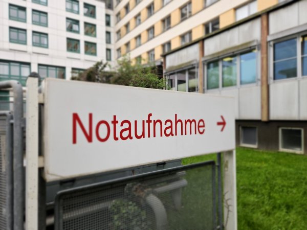 Ende 2019 bringt ein Rettungswagen eine kranke 12-Jährige in der Notaufnahme des Klinikum Lippes. Das Mädchen wird wird über Nacht stationär aufgenommen, die Mutter weicht nicht von seiner Seite. Elf Stunden später ist das Kind tot. Der Vorwurf an das behandelnde Klinik-Personal: Fahrlässige Tötung. Die juristische Aufarbeitung vor dem Amtsgericht Detmold zieht sich hin. - © Janet König