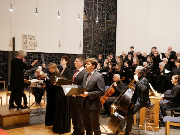 Glanzvolles Konzert. Die Gesangssolisten Friederike Webel, Sara Romberger, Florian Feth, Andreas Elias Post (von links), Musiker der NWD und die Choristen harmonieren bestens unter Leitung von KMD Astrid Röhrs. - © Thomas Krügler