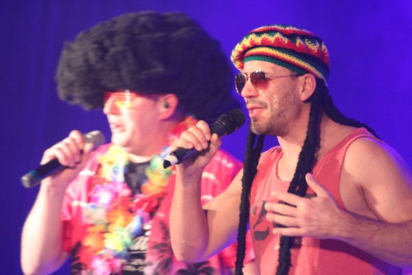 Robin schmidt und Dirk Detert (von rechts) besingen als "Mops Kuckuck" die Cannabis-Legalisierung. - © Sandra Castrup