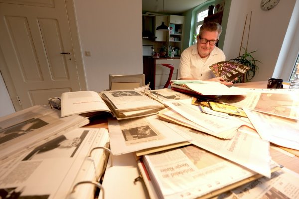 Jede Menge Unterlagen aus den vergangenen Jahren - die Organisation der Blues-Reihe macht Dieter Kropp seit je, und wie man sieht: Das macht Arbeit. - © Sven Koch