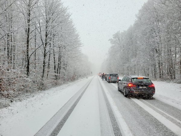 Der Verkehr auf dem Rieper Berg zwischen Lemgo und Dörentrup stockte am Nachmittag. - © Vasco Stemmer
