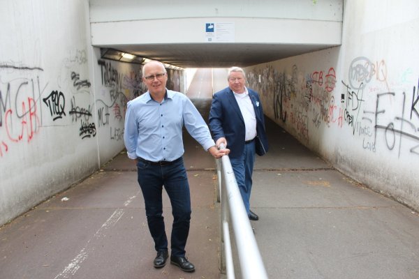 Frank Rayczik (links) und Gerhard Wißbrock stellten die neuen Kameras an der Unterführung in Lage vor. Diese sei ein Angstort. Die Kameras sollen nun einen präventiven Charakter haben. - © Karolina Schmidt