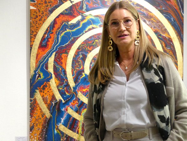 Die Künstlerin Petra Seidel vor einem ihrer Werke. - © Rudi Rudolph