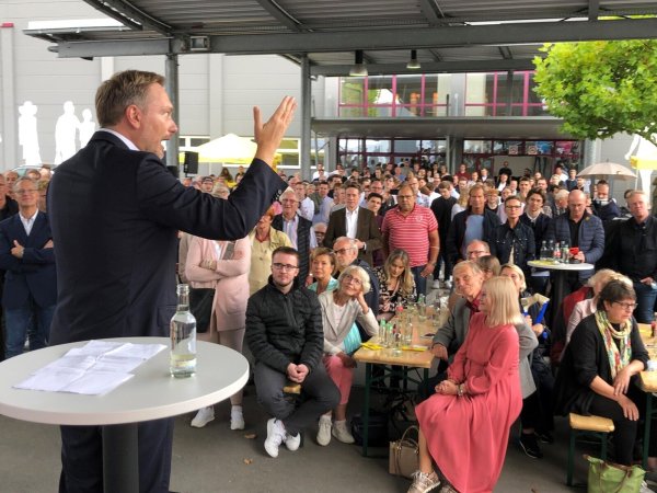 Christian Lindner spricht vor rund 400 Zuhörern an den Messehallen. - © Thomas Reineke
