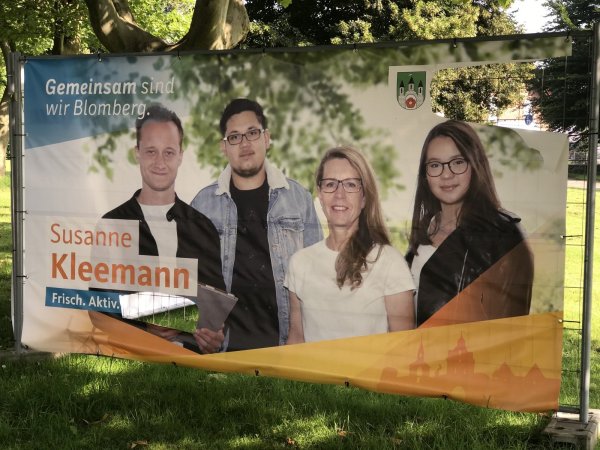 Auf dem Wahlplakat der CDU Blomberg am Hamburger Berg ist sowohl das Logo der Christdemokraten als auch das Wort "Kompetent." unterhalb des Namens der Bürgermeister-Kandidatin rausgeschnitten worden. Gut zu sehen, ist hingegen das Piktogramm oben rechts, das sehr stark an das Stadtwappen erinnert. - © Seda Hagemann