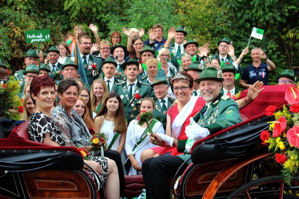 Schützenfest 2016. Foto vom Thron mit Andrea Hempelmann (links hinten), Ute Kleemann (links vorn) und dem seinerzeitigen Königspaar Inge Düwel und Jörg Kleemann - © Foto: Klaus Düwel/Schützenverein Alverdissen