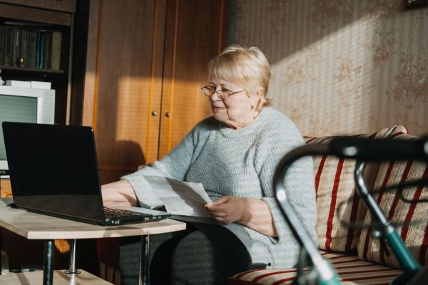 Am besten rechtzeitig: Die Verbraucherzentrale NRW gibt Tipps zur Beantragung von Pflegeleistungen. - © Verbraucherzentrale NRW