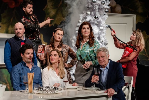 „Alle unter einer Tanne“ von Lo Malinke soll eine herzerwärmende und turbulente Weihnachtskomödie sein. in der Konzerthalle Bad Salzuflen aufgeführt. - © Theater an der Kö