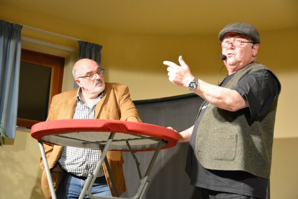 In einer Talkshow befragt Talkmaster Erdmann-Schwingstingel (Joachim Peters, l.) Naturforscher Professor Schulte-Hennesbach (Jörg Czyborra), der längst verloren geglaubte Anstandsregeln aufgespürt hat. Foto: Karin Prignitz - © Karin Prignitz