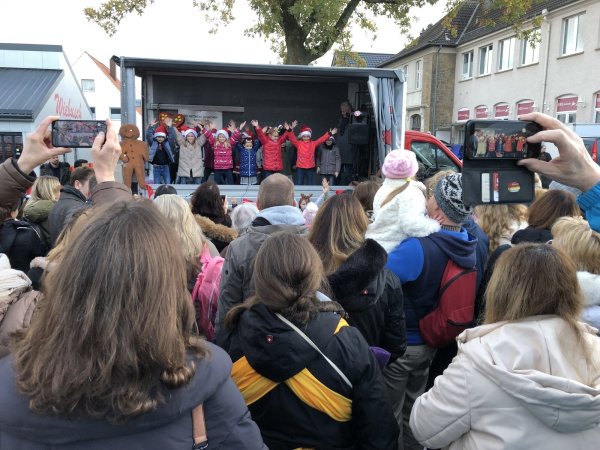 So voll war es vor der Weihnachtsmarkt-Bühne in Knetterheide im vergangenen Jahr. - © Thomas Reineke