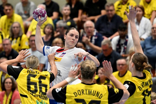 Blombergs Andrea Jacobsen überspringt hier die Dortmunder Abwehrreihe. - © Mathias M. Lehmann