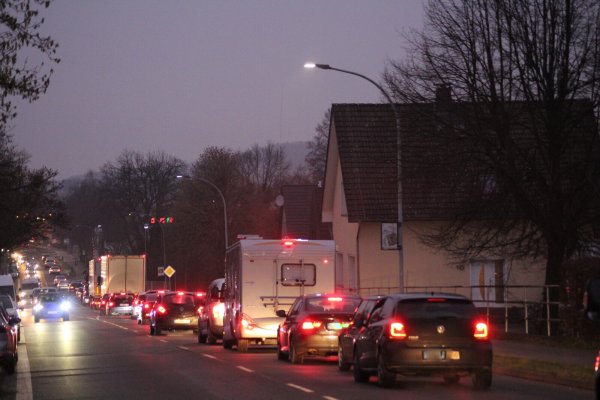 Im Berufsverkehr staut sich der Verkehr auf der Bundesstraße in Lage. Sind die Bahnschranken unten, wird die Schlange schnell sehr lang. - © Sandra Castrup