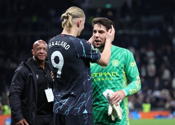 Erling Haaland (l.) von Manchester City bedankt sich bei Stefan Ortega, nachdem dieser eine Eins-gegen-Eins-Chance von Tottenhams Son gehalten hat. - © dpa