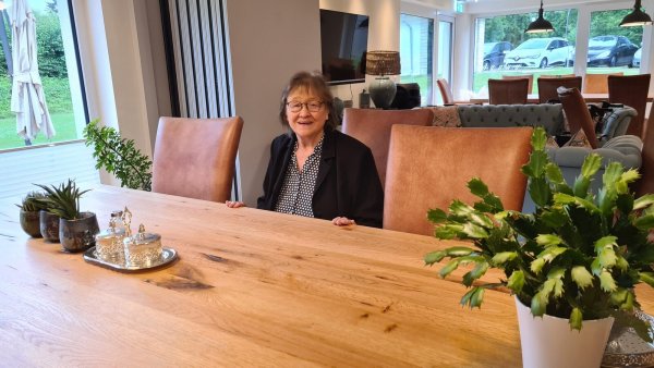 Sigrid Dreier vom Flüchtlingshelferkreis sitzt im Begegnungsraum der DRK-Wohnanlage "Am Mühlenbach". Hier sollen künftig Treffen zwischen Geflüchteten und Einheimischen stattfinden können. - © Nadine Uphoff