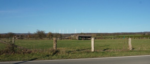 So soll der Windpark Gauseköte von der Langetalstraße in Schlangen aus aussehen. - © Westfalen-Wind