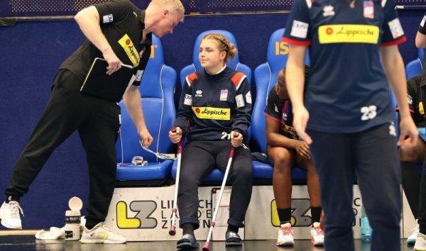 Blombergs Torwarttrainer Ronny Krüger im Dialog mit Nele Franz. Die Spielmacherin fällt wohl die ganze Saison aus, musste sich erneut operieren lassen. - © Paul Cohen