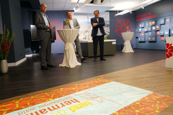 Empfang in der neugestalteten Tourist-Info: Jens Kronsbein (Bezirksregierung), Bürgermeister Frank Hilker und LTM-Geschäftsführer Günter Weigel (von links). - © Stadt Detmold