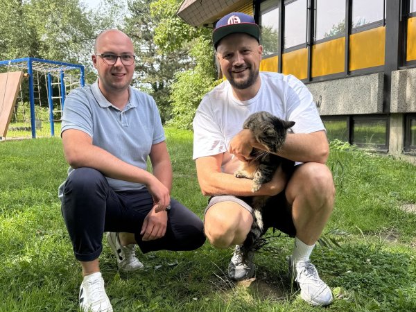 Fachteamleiter Jan-Lukas Schlinks und HoT-Mitarbeiter Danny Klassen mit Katze Maggie (von links) würden sich über die Unterstützung von Honorarkräften freuen. - © Sandra Castrup