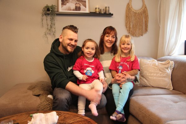 Familie Löhr mit Vater Ingo (von links), der zweijährigen Isabell, Mutter Natascha und der vierjährigen Emilia in ihrem Zuhause in Brüntorf. - © Nadine Uphoff