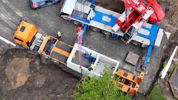 Die neue Brunnenkammer für die beiden Brunnen auf dem Schloßplatz musste mit einem 220-Tonnen-Kran an ihren Platz gehoben werden. - © Stadt Detmold