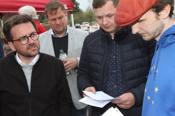 Thomas Kutschaty (von links) im Gespräch mit dem Kandidaten Alexander Baer, dem Lemgoer Stadtverbandsvorsizenden Julien Thiede und Nordine Hupfer, dem Vorsitzenden der Juso-Hochschulgruppe. - © Martin Hostert