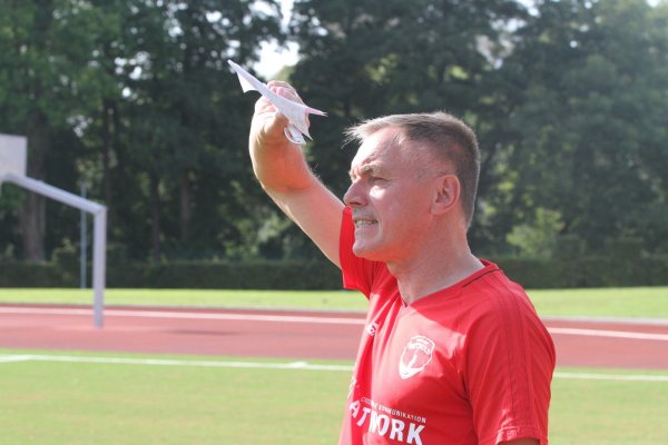 Hier stört die Sonne, schlimmer ist Corona: Posts Trainer Ralf Brokmann. - © Sebastian Lucas(LZ)