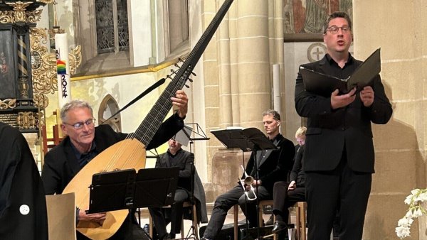 Das Johann Rosenmüller Ensemble brachte deutsche und polnische Musik dar, die der aus Lemgo stammende Weltreisende Engelbert Kaempfer auf seinen Reisen hörte und vielleicht auch selber spielte. Das Bild zeigt Florian Feth (Tenor) und Ulrich Wedemier (Chitarrone). - © Schütz-Gesellschaft