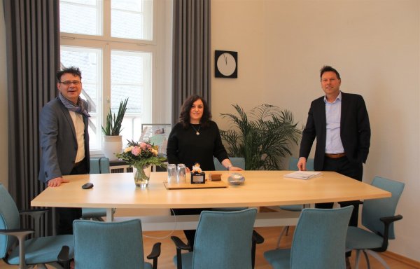 Die Stadt Detmold fördert eine neue Stipendiatin. Das Bild zeigt (von links) Thorsten Brinkmann (GILDE Wirtschaftsförderung), die Geförderte Aida Amyrian-Stein sowie Bürgermeister Frank Hilker. - © Stadt Detmold