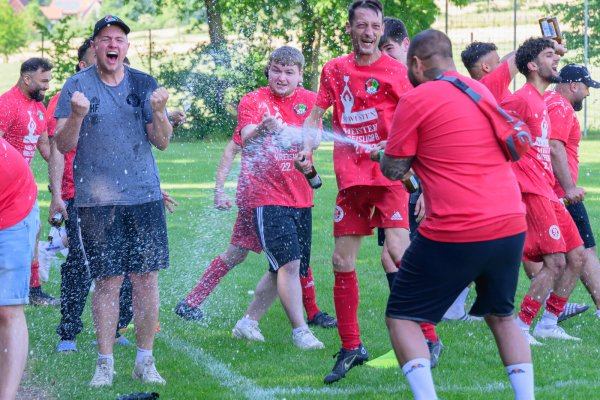 Henri Ellerbrok (links), Trainer des SV Wüsten, feiert nach dem Abpfiff mit seinem Team ausgelassen den Aufstieg in die Kreisliga A Lemgo. - © Egon Penner