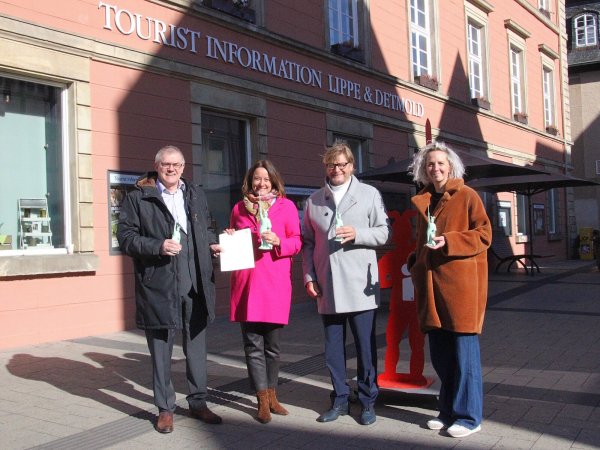 Kreiskämmerer Rainer Grabbe (links) nimmt den Förderbescheid von Regierungspräsidentin Anna Katharina Bölling entgegen. Günter Weigel (2. von rechts) und Corinna Rox (rechts), Geschäftsführung der Lippe Tourismus &
Marketing GmbH, freuen sich mit ihnen. - © Kreis Lippe
