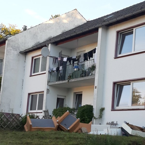 In der Wohnsiedlung Am Dören liegt Unrat herum. Das Foto zeigt die Situation Ende 2023. - © gemeinde augustdorf