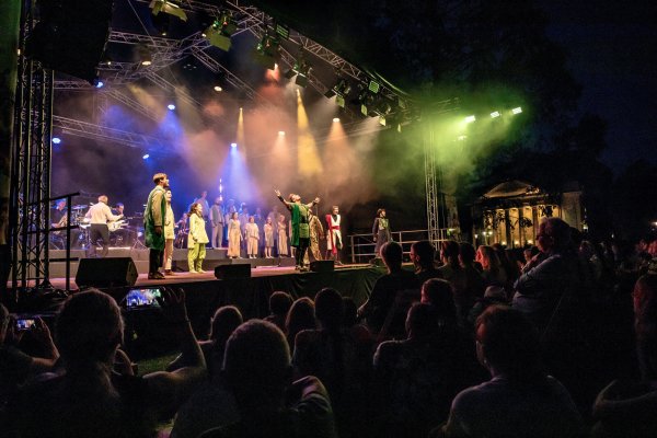 Das Fest des Theaters auf dem Schlossplatz zeigt, wie viele Menschen Kulturangebote aus dem Haus locken. Mit dem Kulturentwicklungsplan sollen weitere Potenziale ausgelotet werden. - © Marc Lontzek/Landestheater